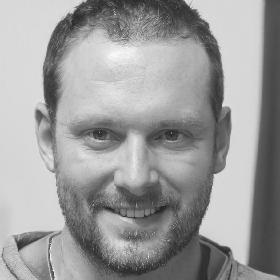 Portrait de Matthieu Deveral, expert en analyse financière